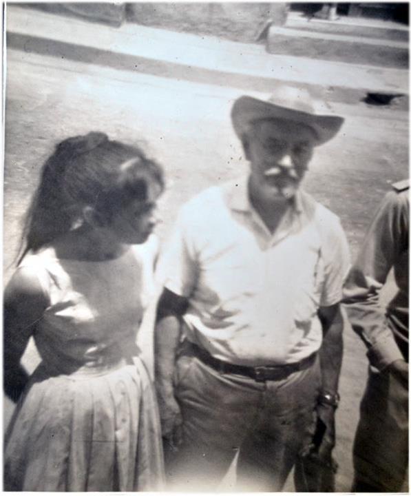 Mi abuelo paterno Samuel Arizpe F. y yo en 1965 en la calle de Padre Mier del Centro de Monterrey, un día que pudo visitarnos. Yo tenía 15 años de edad y el cabello muy largo. En ese tiempo vivía en una casa entre las calles Padre Mier y Mina #1008. Belen Arizpe