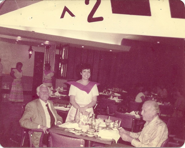 Con el Sr. Salas (el de traje) y el Sr. Marcos (camisa blanca) en el restaurante de Sanborns. (Foto tomada por el Ingeniero). Clientes de Sanborns